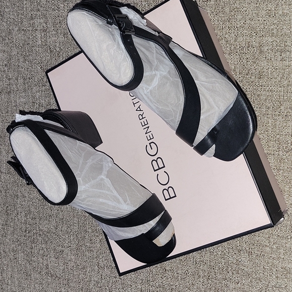 BCBG BLACK LEATHER SZ 61/2 NEW BEAUTIFUL SANDAL - Picture 4 of 5